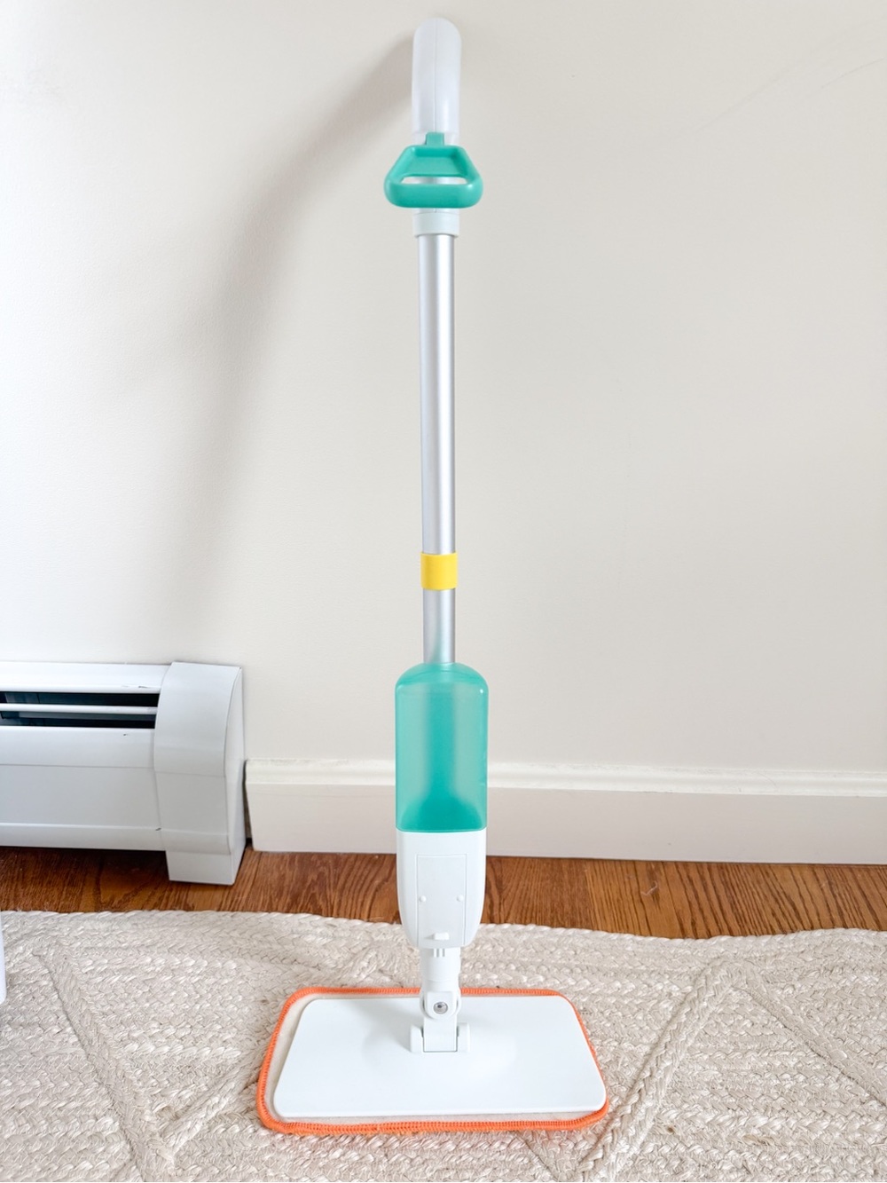 ❤️Lovevery - Squeeze & Spray Mop (Months 40, 41, 42+ The Storyteller Play Kit)
